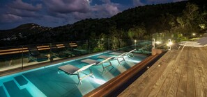 Una piscina a sfioro, una piscina riscaldata
