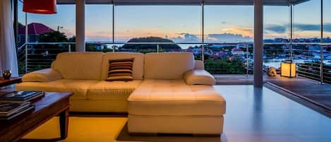 Fernseher, DVD-Player, Bücher, Stereoanlage