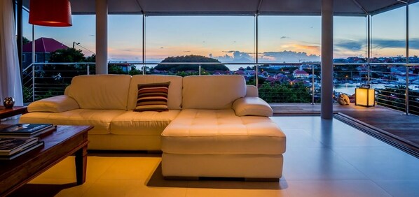 Fernseher, DVD-Player, Bücher, Stereoanlage