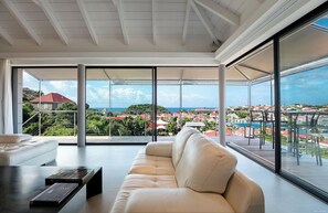 Fernseher, DVD-Player, Bücher, Stereoanlage