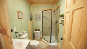 Douche, baignoire à jets, sèche-cheveux, serviettes fournies