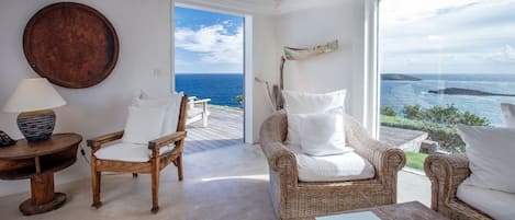 TV, DVD player, livros, aparelho de som