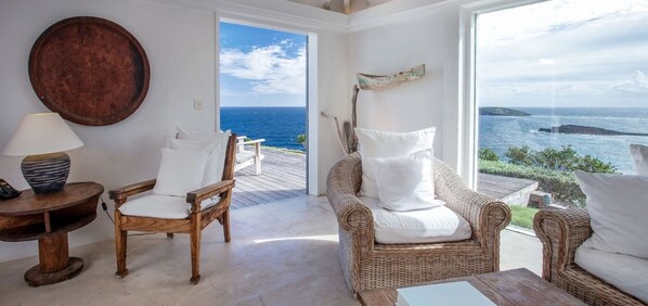 Fernseher, DVD-Player, Bücher, Stereoanlage