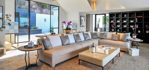 Fernseher, DVD-Player, Bücher, Stereoanlage