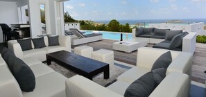 Fernseher, DVD-Player, Bücher, Stereoanlage