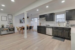 Een koelkast, een microgolfoven, een oven, een kookplaat