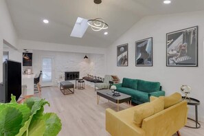 Televisión, chimenea, videojuegos y oficina 