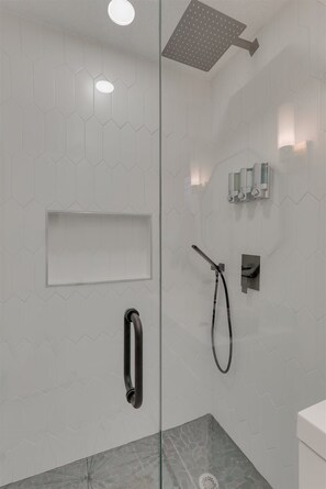 Bathtub, hair dryer, towels, shampoo - Texas Designer Home with Private Hot Tub and Pool! (North Richland Hills)