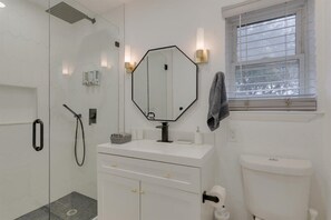 Bañera, secador de pelo, toallas