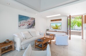 Fernseher, DVD-Player, Bücher, Stereoanlage