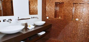 Dusche, Haartrockner, Handtücher