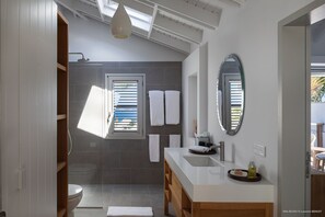Douche, sèche-cheveux, serviettes fournies