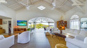 Fernseher, DVD-Player, Bücher, Stereoanlage