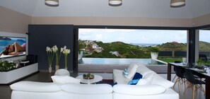 Fernseher, DVD-Player, Bücher, Stereoanlage