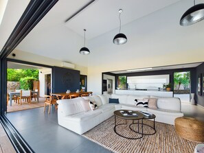 Fernseher, DVD-Player, Bücher, Stereoanlage