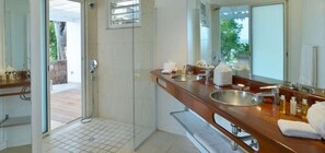 Een douche, een haardroger, handdoeken