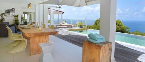 屋外ダイニングエリア