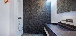 Douche, sèche-cheveux, serviettes fournies