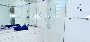 Bathtub, hair dryer, towels - Villa Taniko  | Ocean View - Located in  Magnificent Colombier with Private Pool (Saint Barthélemy)