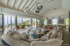 TV, DVD player, books, stereo - Villa Wine Note  | Ocean View - Located in  Tropical Saint Jean with Private Pool (Saint Barthélemy)