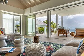 Fernseher, DVD-Player, Bücher, Stereoanlage