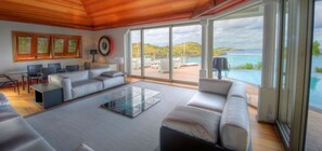 Fernseher, DVD-Player, Bücher, Stereoanlage