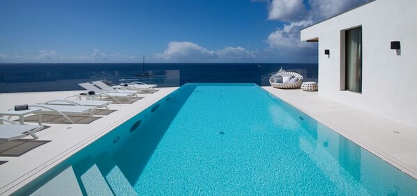 Lämmitetty uima-allas