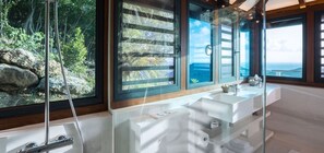 Douche, sèche-cheveux, serviettes fournies