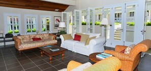 Fernseher, DVD-Player, Bücher, Stereoanlage