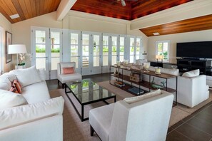 TV, DVD player, books, stereo - Villa Belle Bague  | Ocean View - Located in  Beautiful Colombier with Private Pool (Gustavia)