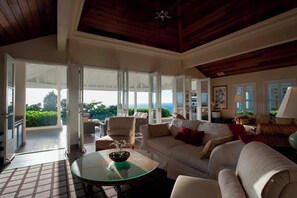 TV, DVD player, books, stereo - Villa Belle Bague  | Ocean View - Located in  Beautiful Colombier with Private Pool (Gustavia)