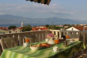 Apartment (Three-Bedroom Apartment with Terrace) | Terrace/patio - Apartments Sweet Life (Supetar)