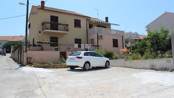 Departamento (Three-Bedroom Apartment with Terrace) | Estacionamiento | Estacionamiento gratis