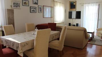 Apartment (Three-Bedroom Apartment with Terrace) | Dining room