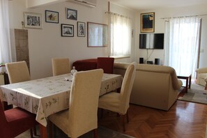 Apartment (Three-Bedroom Apartment with Terrace) | Dining room - Apartments Sweet Life (Supetar)