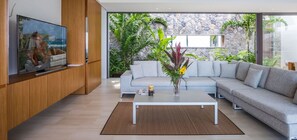 Fernseher, Bücher, Stereoanlage