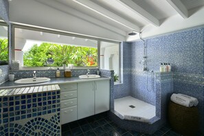 Een douche, een haardroger, handdoeken