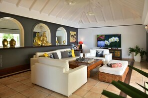 Fernseher, DVD-Player, Bücher, Stereoanlage