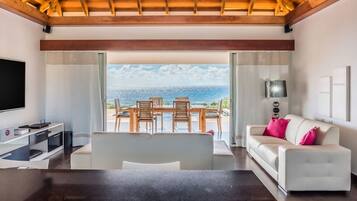 TV, DVD player, livros, aparelho de som