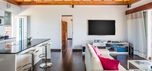 Télévision, lecteur de DVD, livres, chaîne hi-fi