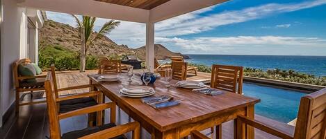 تناول الطعام بالخارج