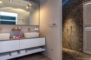 Dusche, Haartrockner, Handtücher