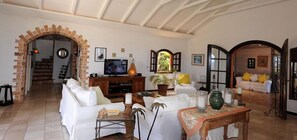 Fernseher, DVD-Player, Bücher, Stereoanlage