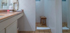 Dusche, Haartrockner, Handtücher