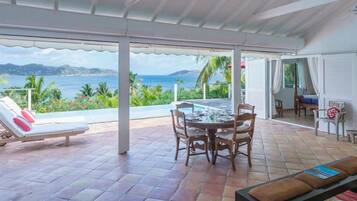 Fernseher, DVD-Player, Bücher, Stereoanlage