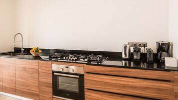 Køleskab, mikrobølgeovn, ovn, kogeplade