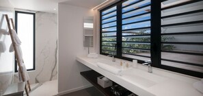 Dusche, Haartrockner, Handtücher