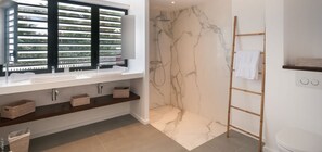 Shower, hair dryer, towels