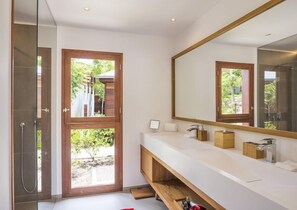 Shower, hair dryer, towels