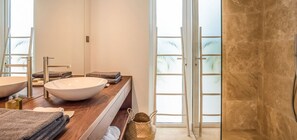 Dusche, Haartrockner, Handtücher